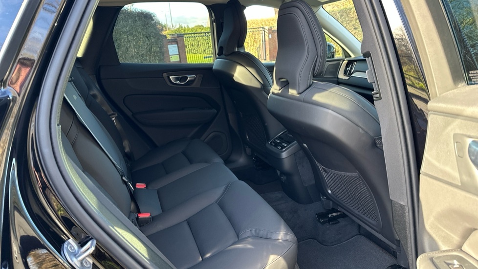 Volvo XC60 2.0 B5 Mhev Plus Suv Hybrid Awd Eu BD75YYF Black #6