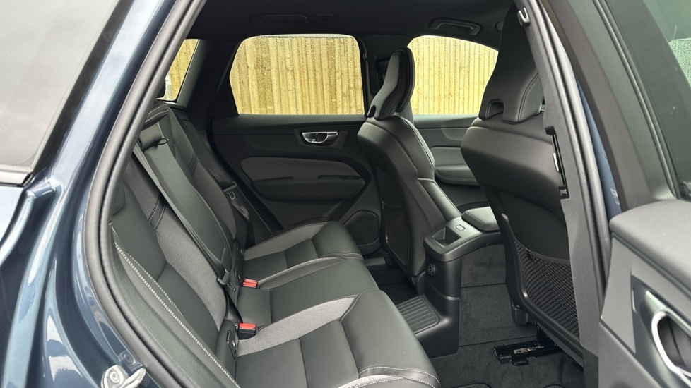 Volvo XC60 Black Edition Plus, T6 Awd Plug-in Hybrid, Electri FP26AVR Blue #6