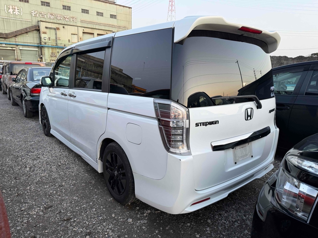 Honda StepWagon Wagon Spada 2.0 201313 8 Seats White #2