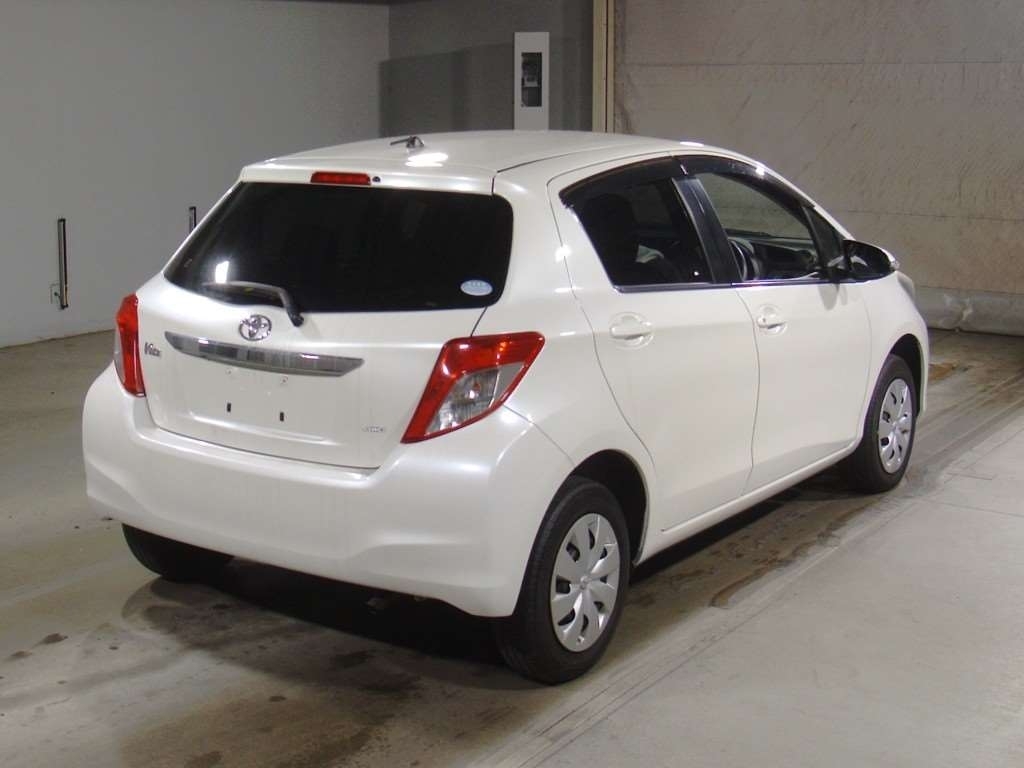 Toyota Yaris Vitz 1.3 201313 5 Seats Ule  White #2