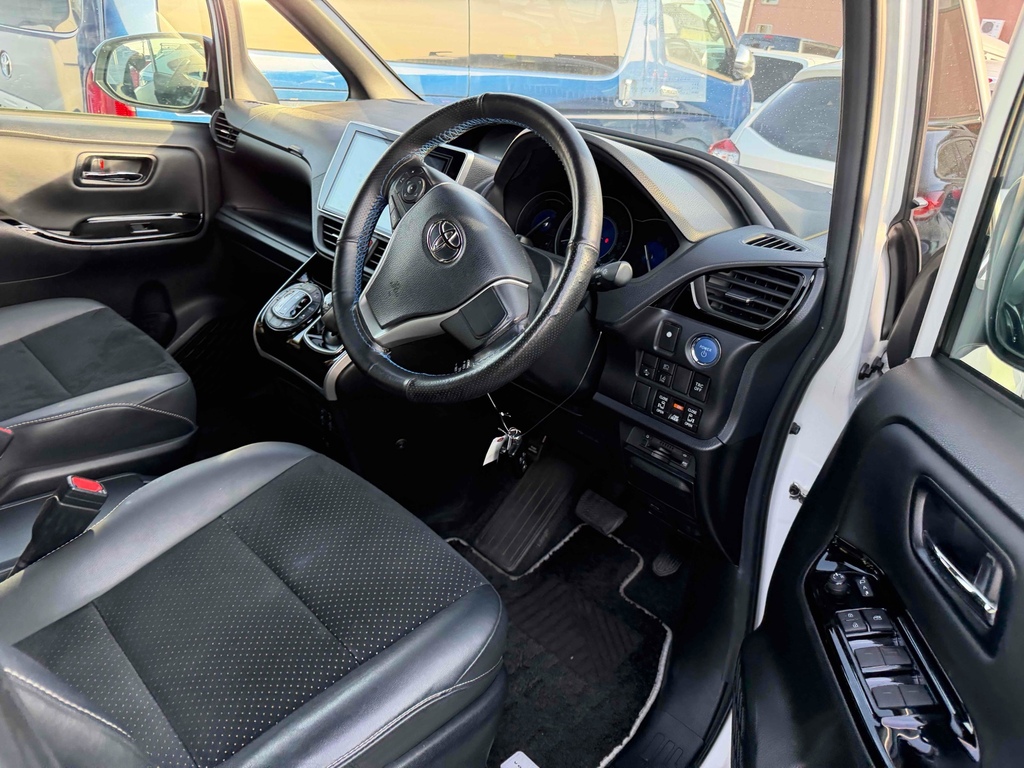 Toyota Voxy 1.8 Hybrid 202121 7 Seats Mpv Ulez Free Fre White #3