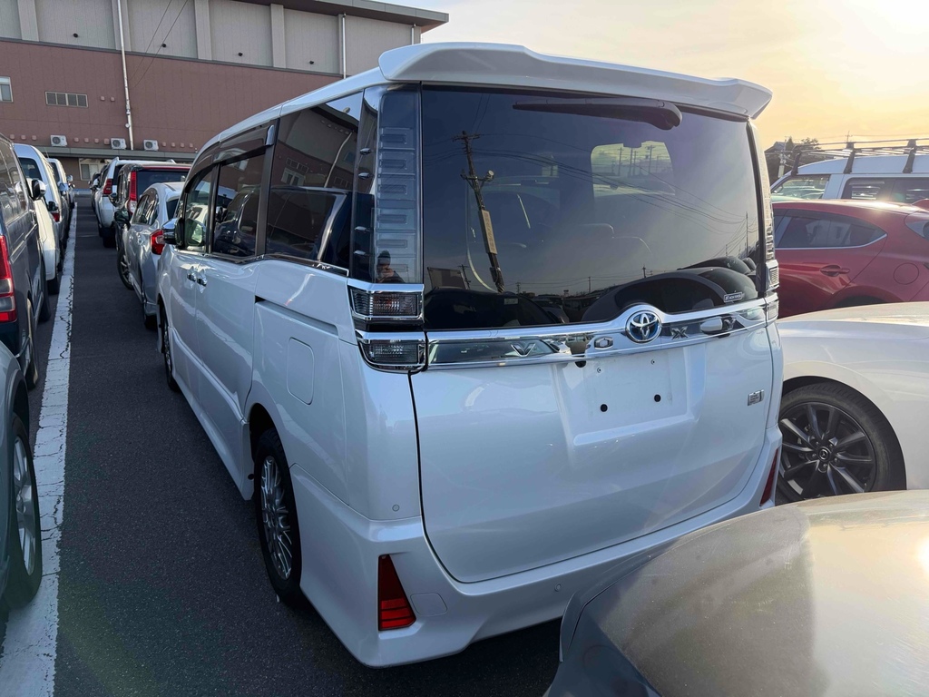 Toyota Voxy 1.8 Hybrid 202121 7 Seats Mpv Ulez Free Fre White #2