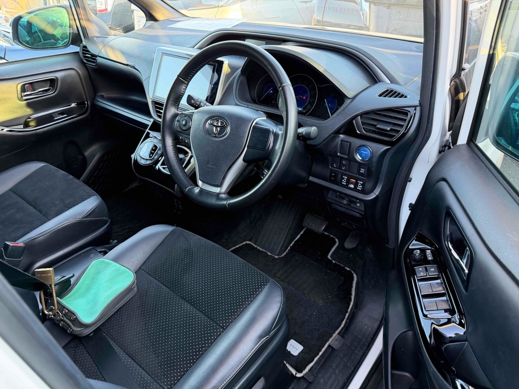 Toyota Voxy 1.8 Hybrid 202070 7 Seats Mpv Ulez Free Fre White #2