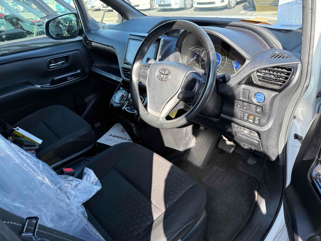Toyota Noah 1.8 Hybrid 201969 7 Seats Mpv Ulez Free Fre White #3