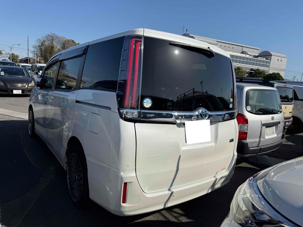 Toyota Noah 1.8 Hybrid 201969 7 Seats Mpv Ulez Free Fre White #2