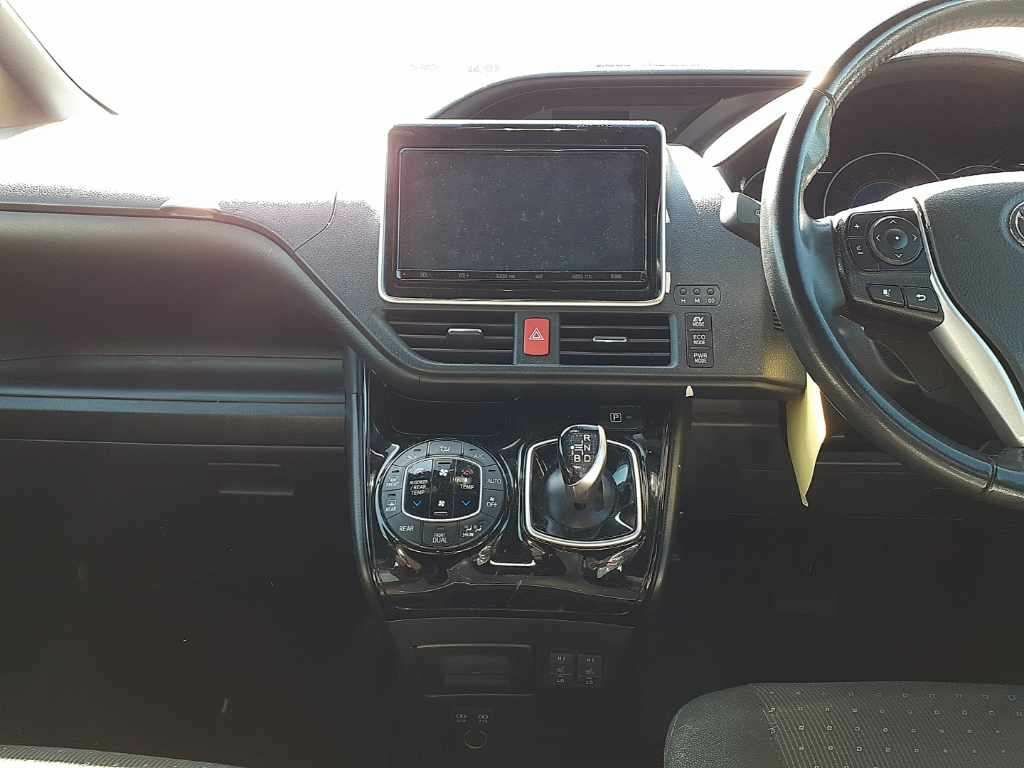 Toyota Noah 1.8 Hybrid 201969 7 Seats Mpv Ulez Free Fre White #5