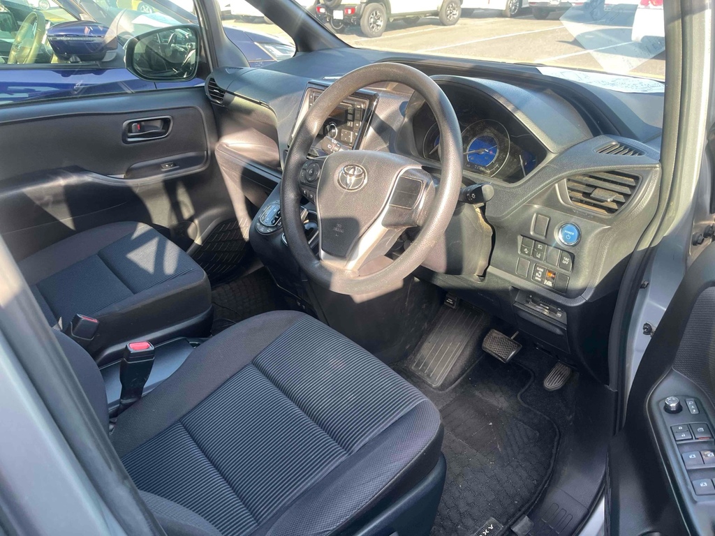 Toyota Voxy 1.8 Hybrid 202020 7 Seats Mpv Ulez Free Fre Silver #3