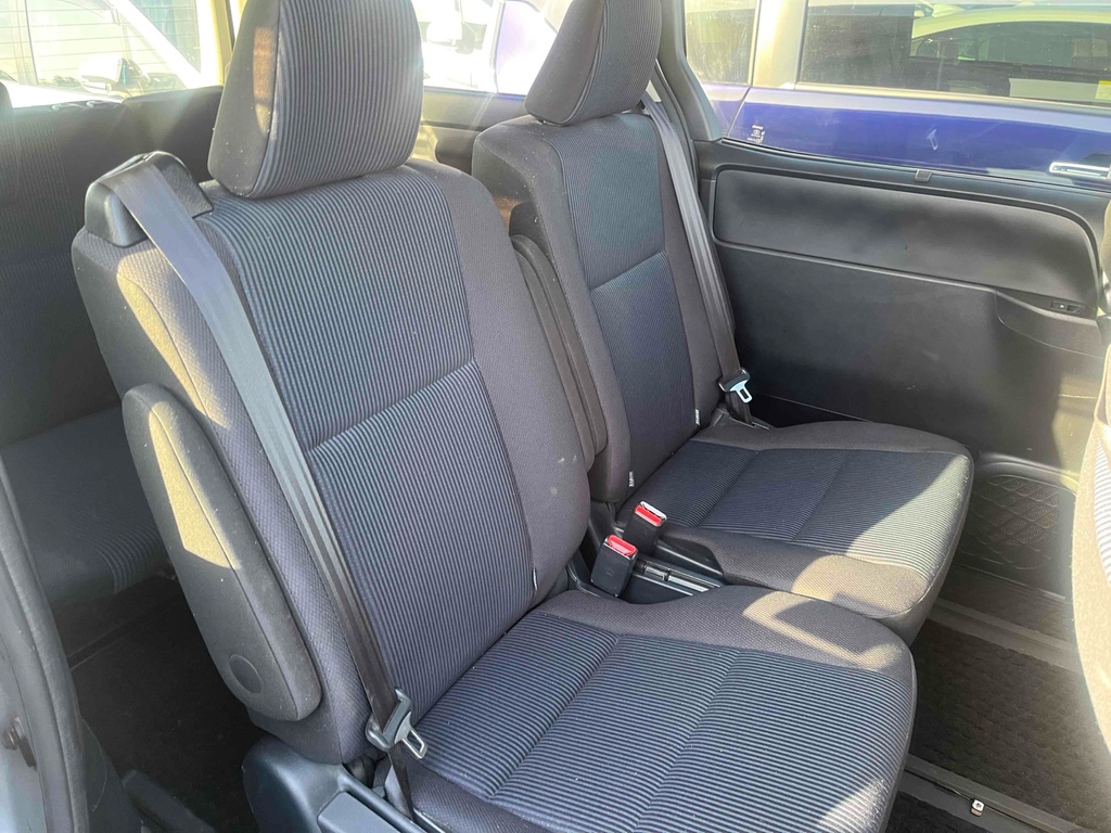 Toyota Voxy 1.8 Hybrid 202020 7 Seats Mpv Ulez Free Fre Silver #4