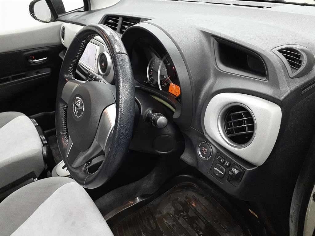 Toyota Yaris Vitz 1.3 201111 5 Seats Ule White #3