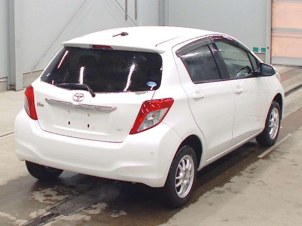 Toyota Yaris Vitz 1.3 201111 5 Seats Ule White #2