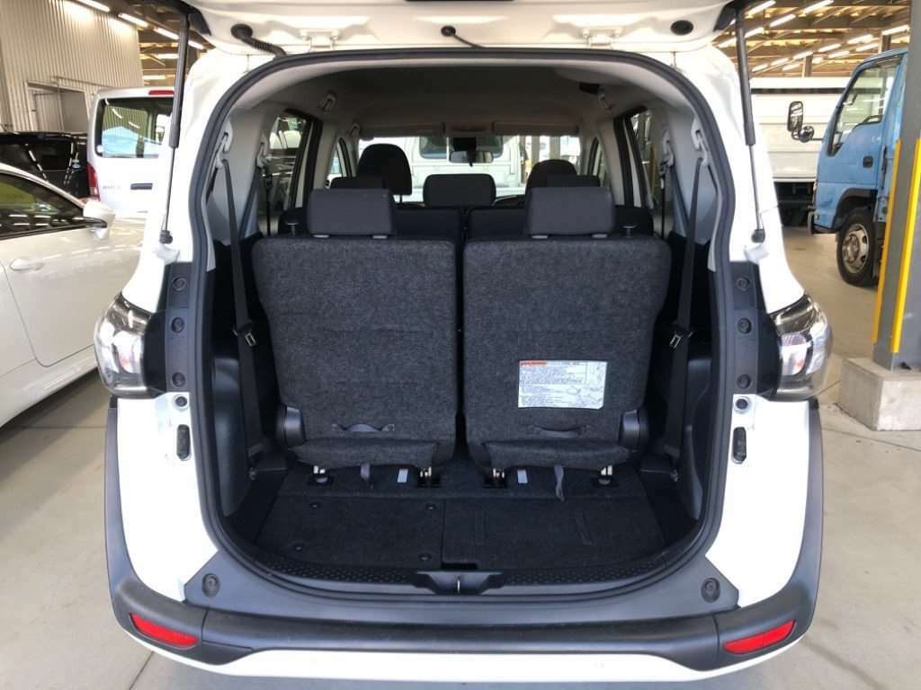 Toyota Sienta 1.5 Hybrid 202121 7 Seats Ulez Fre White #5