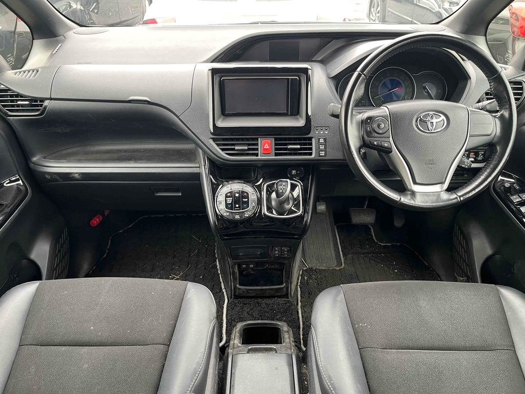 Toyota Noah 1.8 Hybrid 202170 7 Seats Mpv Ulez Free Fre White #5