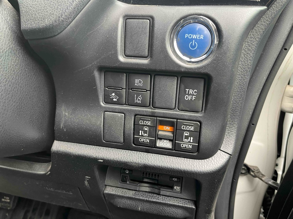 Toyota Noah Mpv Silver #9