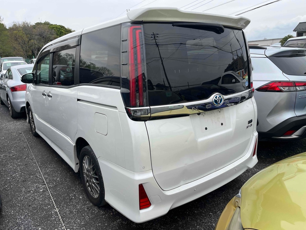 Toyota Noah 1.8 Hybrid 202170 7 Seats Mpv Ulez Free Fre White #2