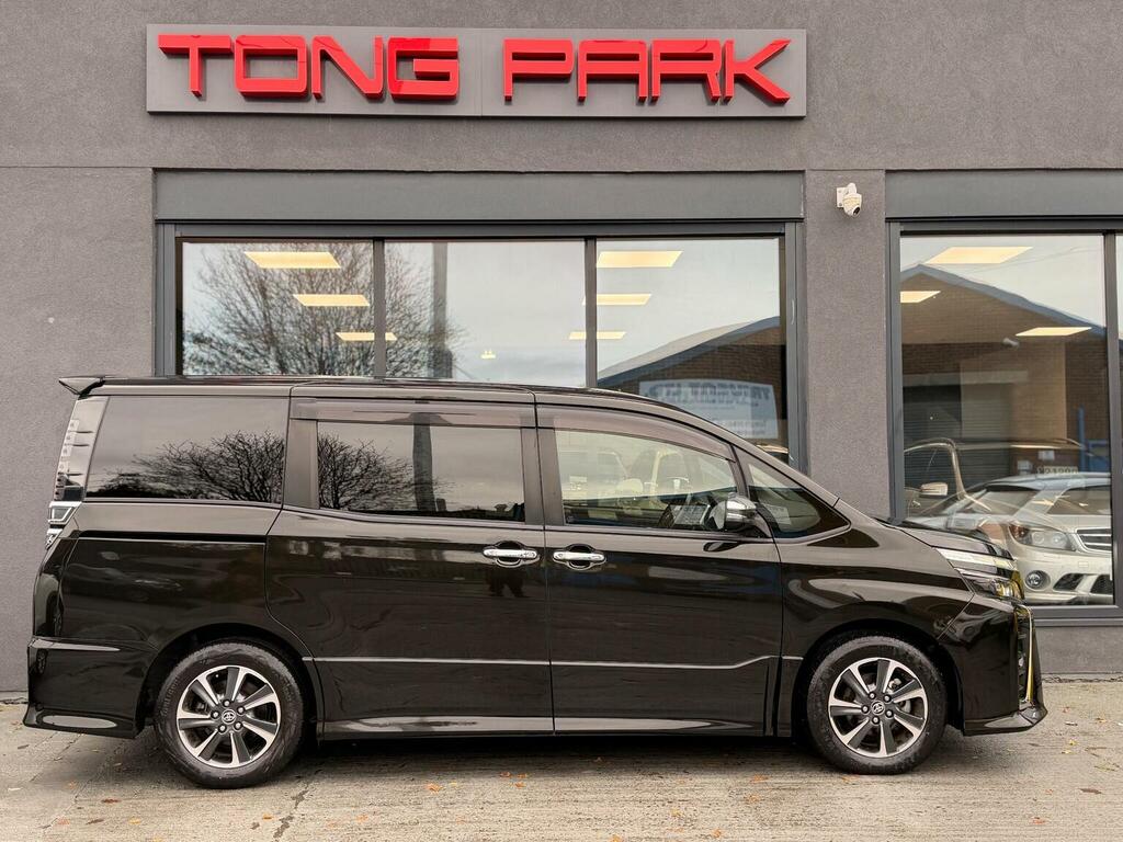 Toyota Voxy Mpv Zs Kirammeki III 2.0 8 Seats 2020 Black #6