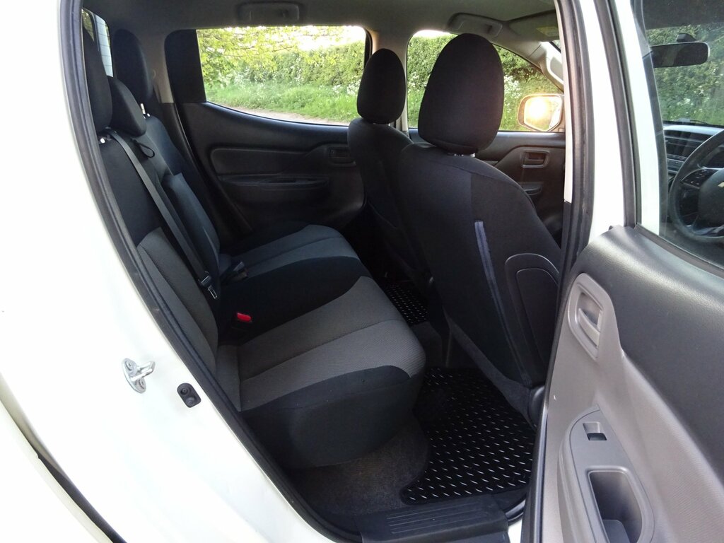 Mitsubishi L200 2.4 Di-d Dc 4Life Pickup Double Cab Man DY66FMG White #5