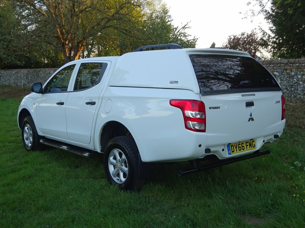 Mitsubishi L200 2.4 Di-d Dc 4Life Pickup Double Cab Man DY66FMG White #3