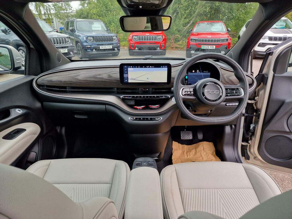 Fiat 500E 42Kwh Red Hatchback 118 Ps #37