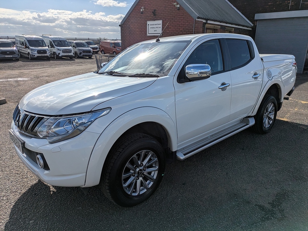 Mitsubishi L200 Di-d Dc Barbarian DS68EUH White #3