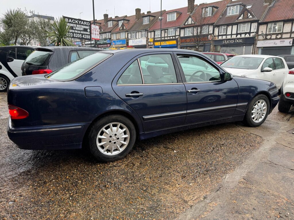 Mercedes-Benz E Class 2.6 E240 Avantgarde 170 Bhp Green #4