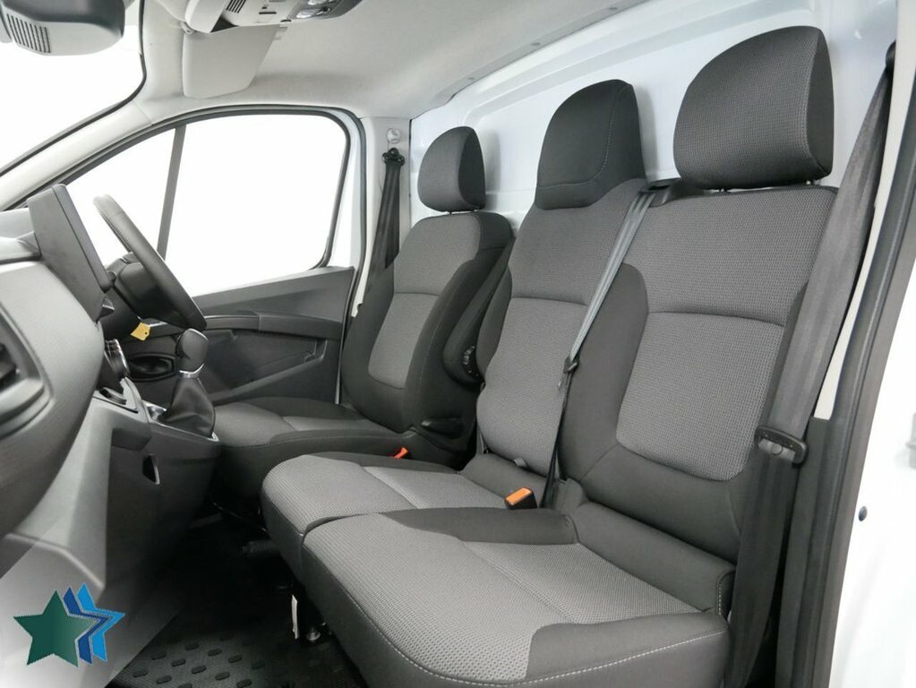 Renault Trafic 2L 2.0 Dci Blue Ll30 Advance Panel Van MH74YDD White #3