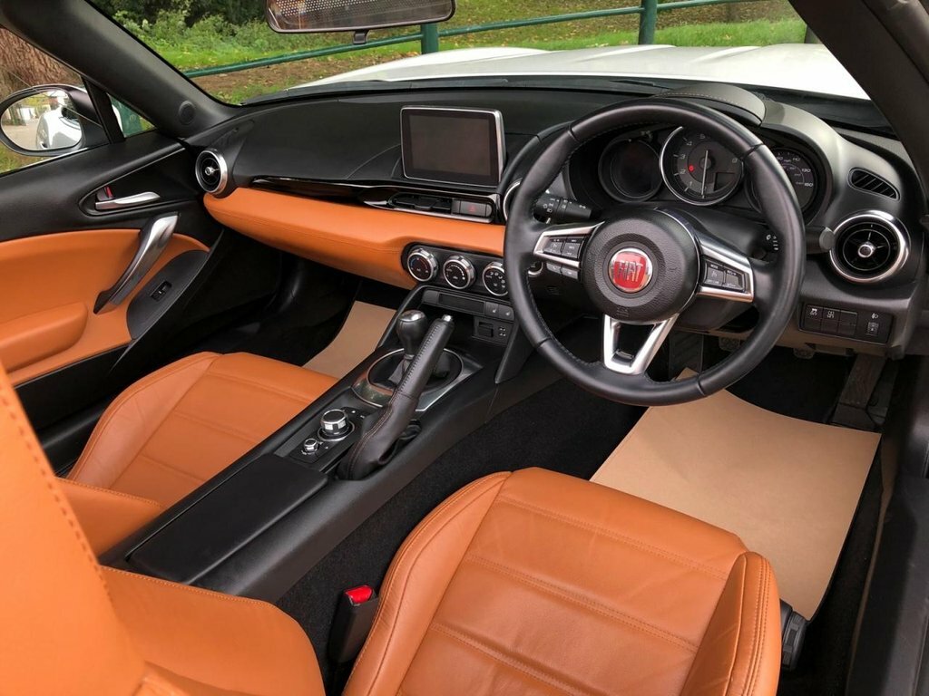 Fiat 124 Spider 1.4L Spider Multiair Lusso MF17AEU White #3