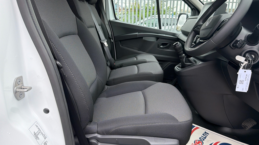 Renault Trafic Advance White #6