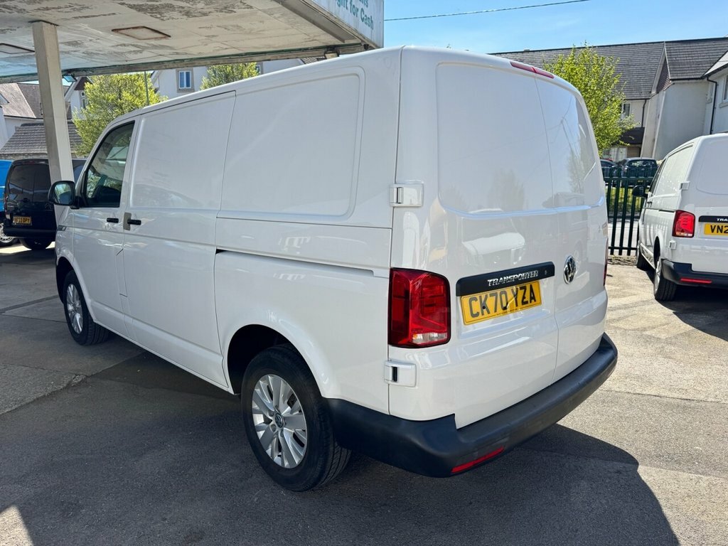 Volkswagen Transporter 2L Startline CK70YZA White #4