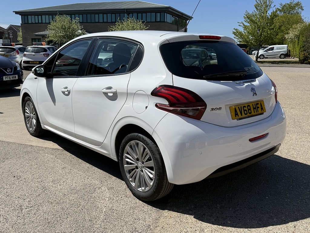 Peugeot 208 1.2 Puretech Signature U12151 Ulez AV68HFA White #4