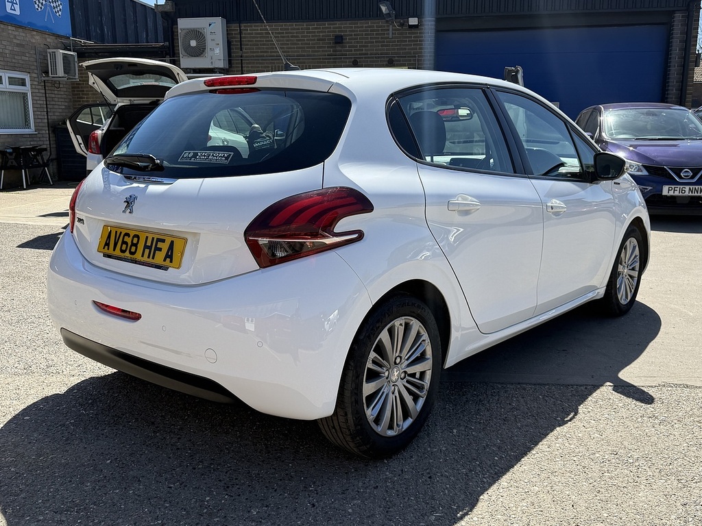 Peugeot 208 1.2 Puretech Signature U12151 Ulez AV68HFA White #2