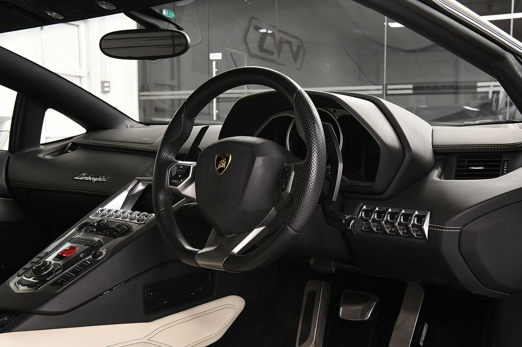 Lamborghini Aventador V12 Lp 700-4 White #5