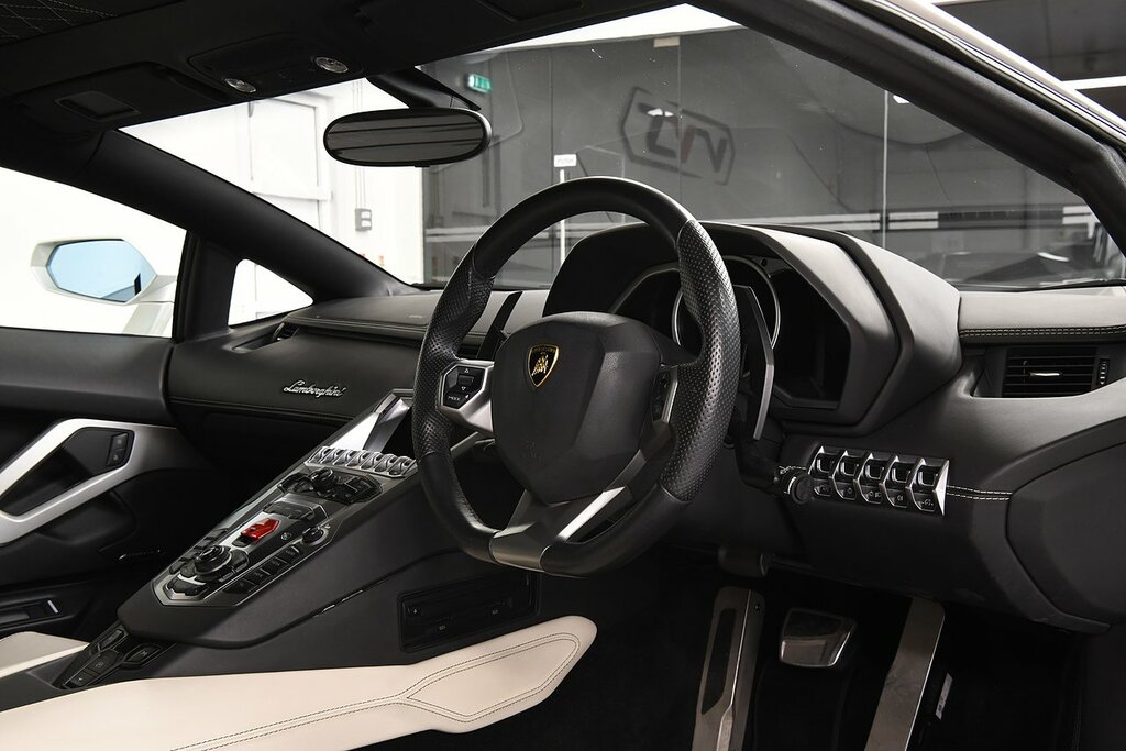 Lamborghini Aventador V12 Lp 700-4 White #4