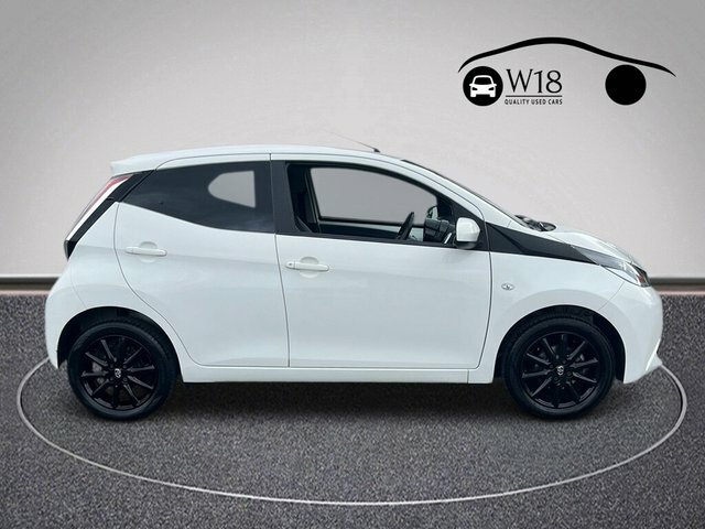 Toyota Aygo Vvt-i X-press Hatchback DE67BXZ White #2