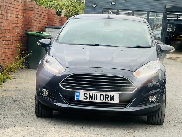 Ford Fiesta 1.6 Titanium Powershift Euro 5 SW11DRW Grey #4