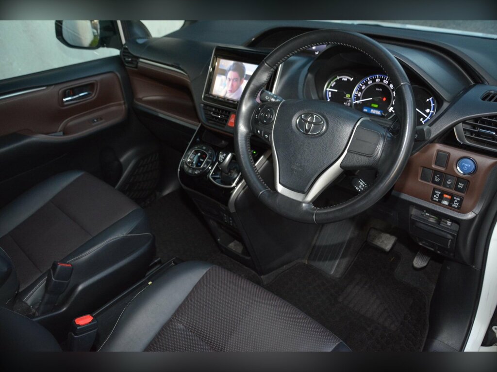 Toyota  1.8 Hybrid Gi Edition-modellista Styling KH15ECZ White #2