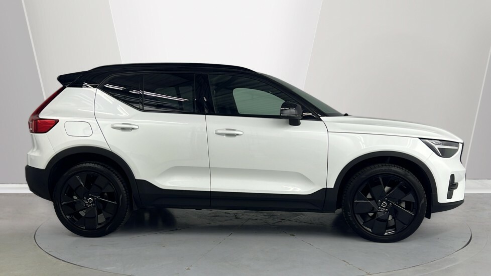 Volvo XC40 Black Edition Plus, B3 Mild Hybrid, WV75GGK White #3