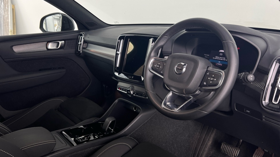 Volvo XC40 Black Edition Plus, B3 Mild Hybrid, RV25YYM Black #4