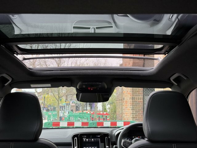 Volvo XC40 T5 Recharge Phev R Design Pro Red #2