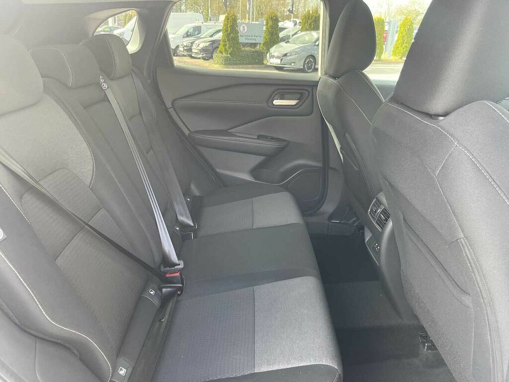 Nissan Qashqai 1.3 Dig-t Mh N-connecta WL22JBY White #5