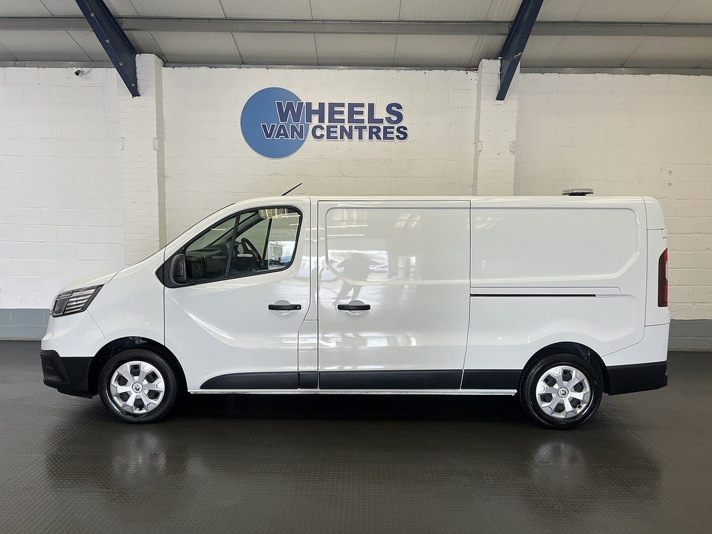 Renault Trafic 2.0 Dci Blue Ll30 Advance Panel Van Man MM73CHN White #2
