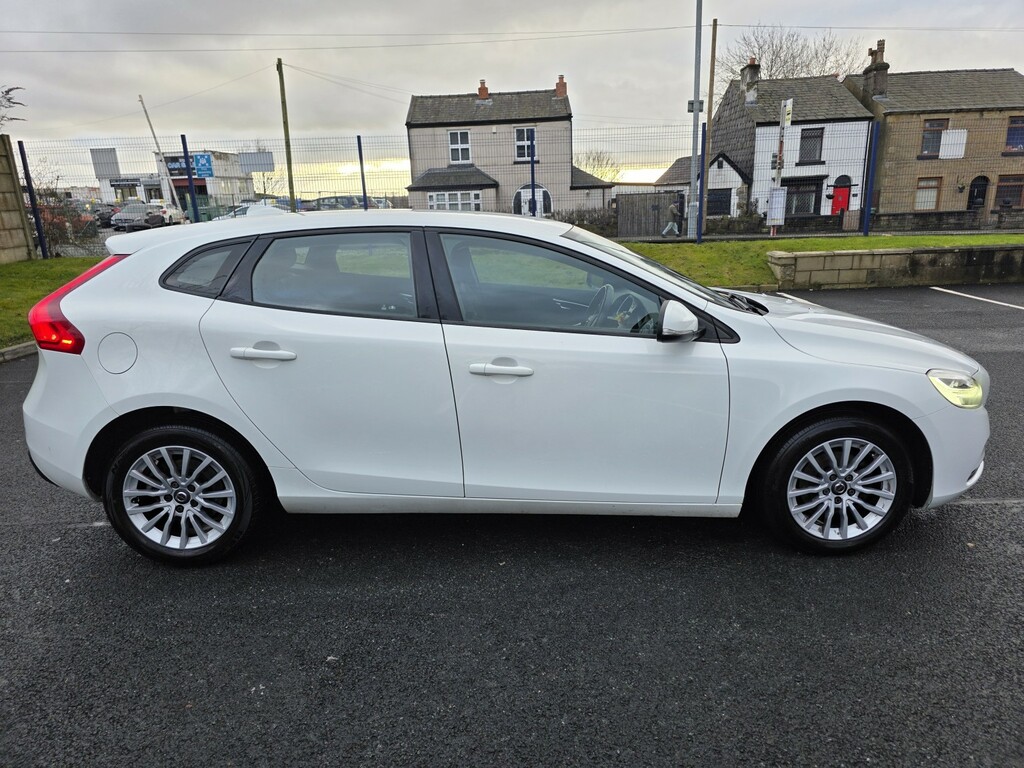 Volvo V40 Hatchback 2.0 Momentum D2 201867 BD67KHU White #4