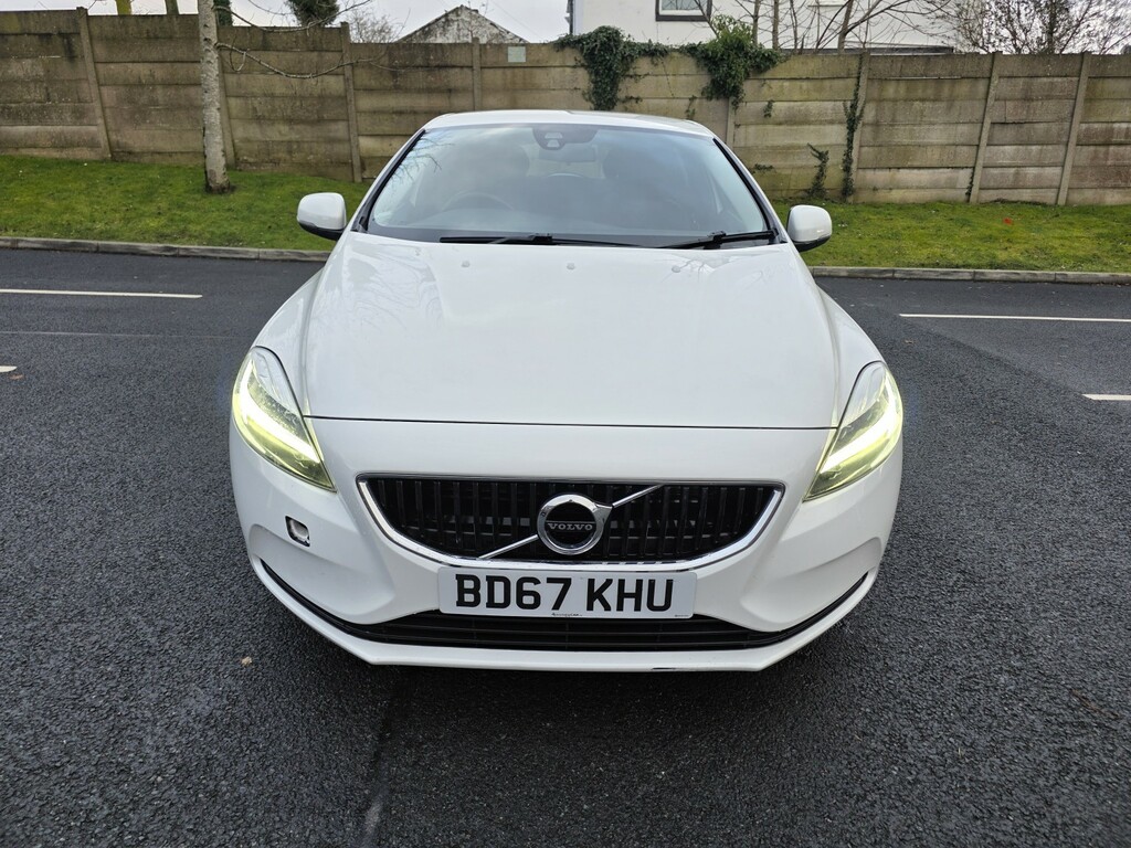 Volvo V40 Hatchback 2.0 Momentum D2 201867 White