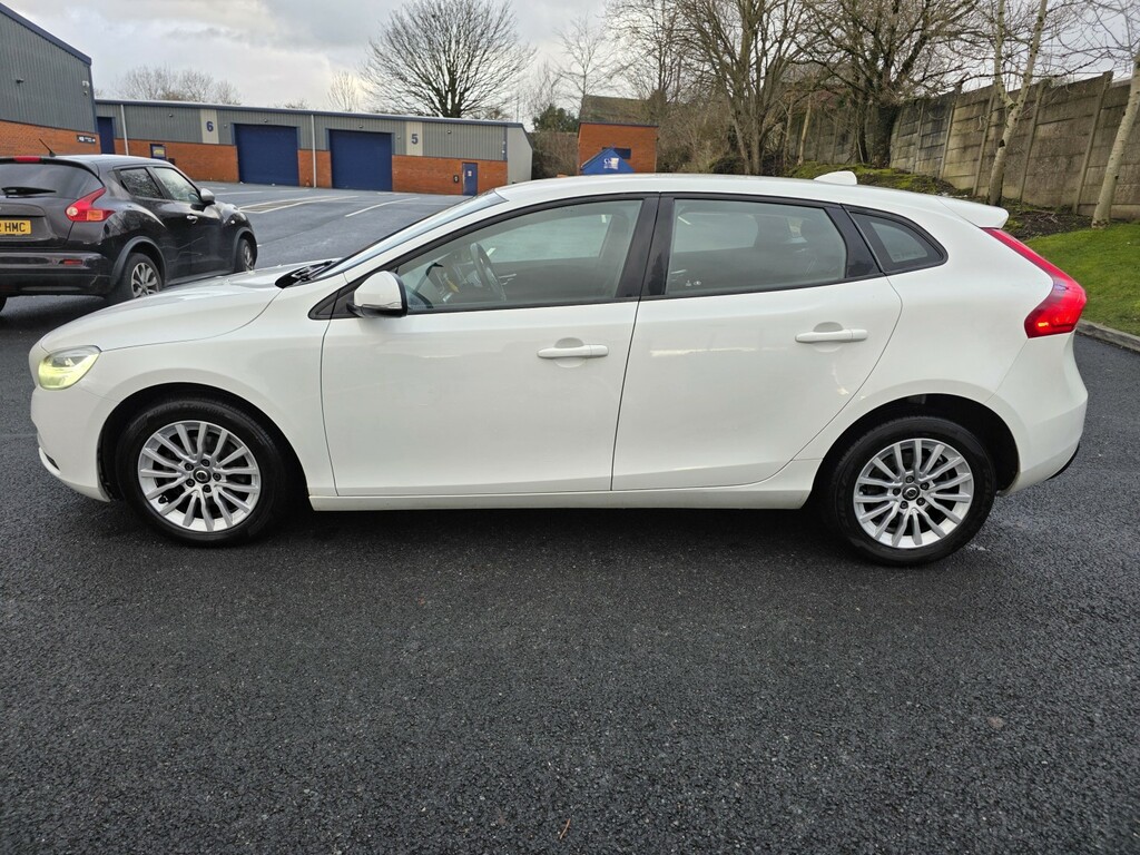Volvo V40 Hatchback 2.0 Momentum D2 201867 BD67KHU White #5