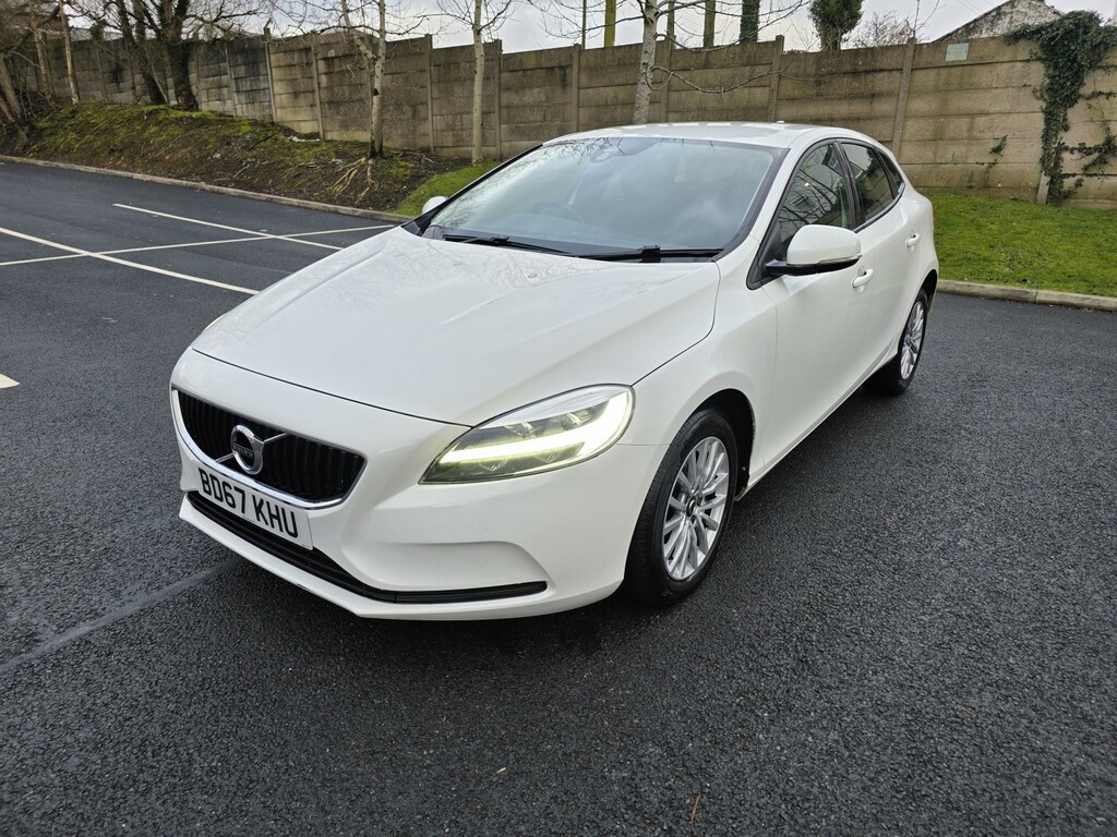 Volvo V40 Hatchback 2.0 Momentum D2 201867 BD67KHU White #3