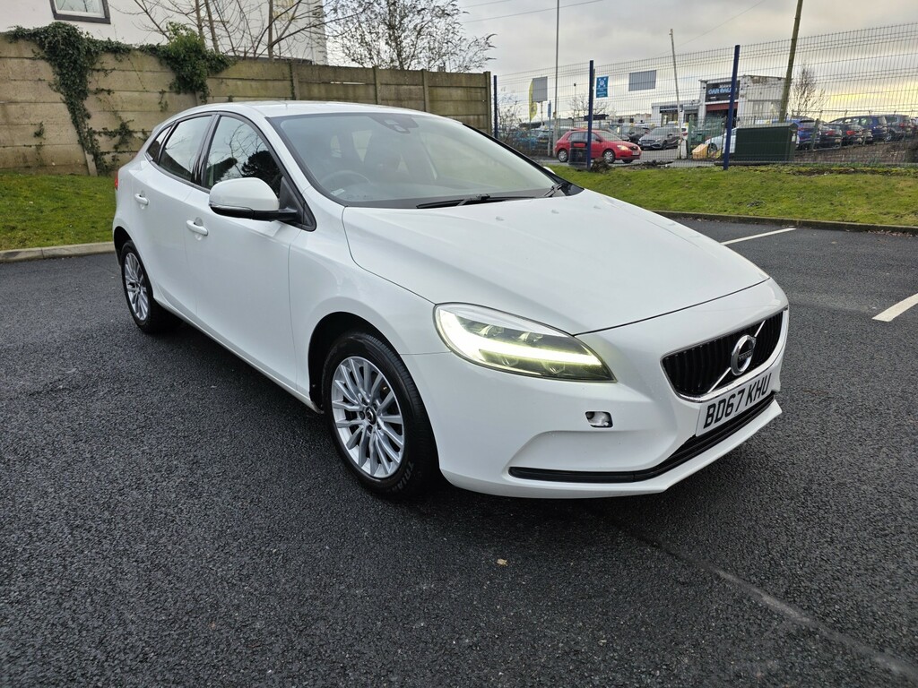 Volvo V40 Hatchback 2.0 Momentum D2 201867 BD67KHU White #2