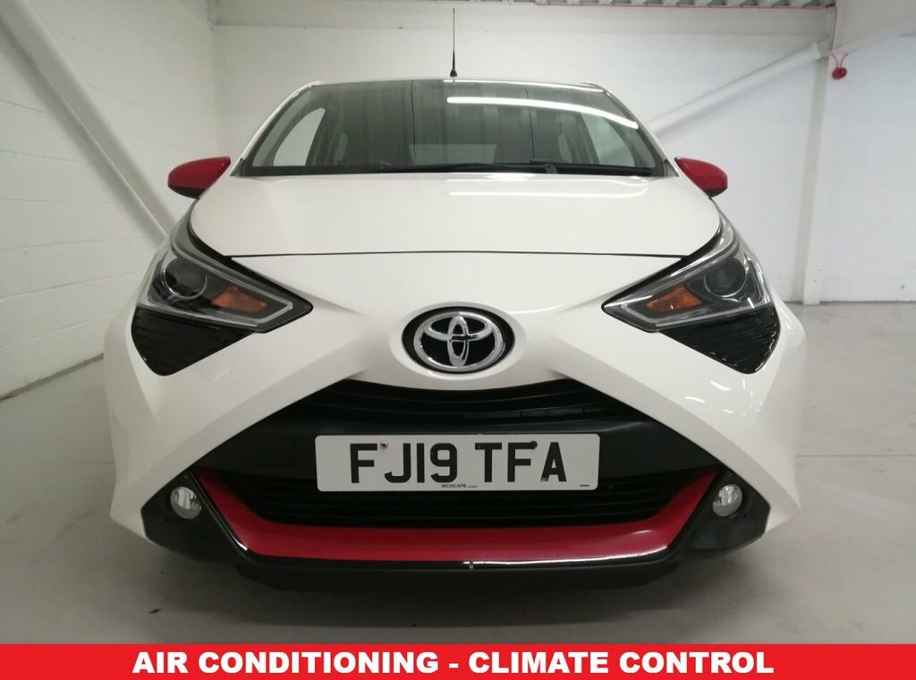 Toyota Aygo 1L X-trend FJ19TFA White #4