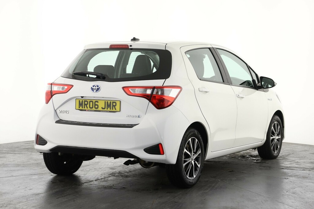 Toyota Yaris 1.5 Hybrid Icon Tech Cvt MR06JMR White #3