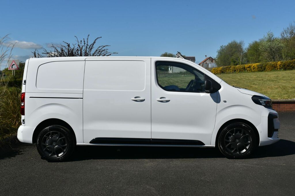 Vauxhall Vivaro Mpv DT75ZTU White #2