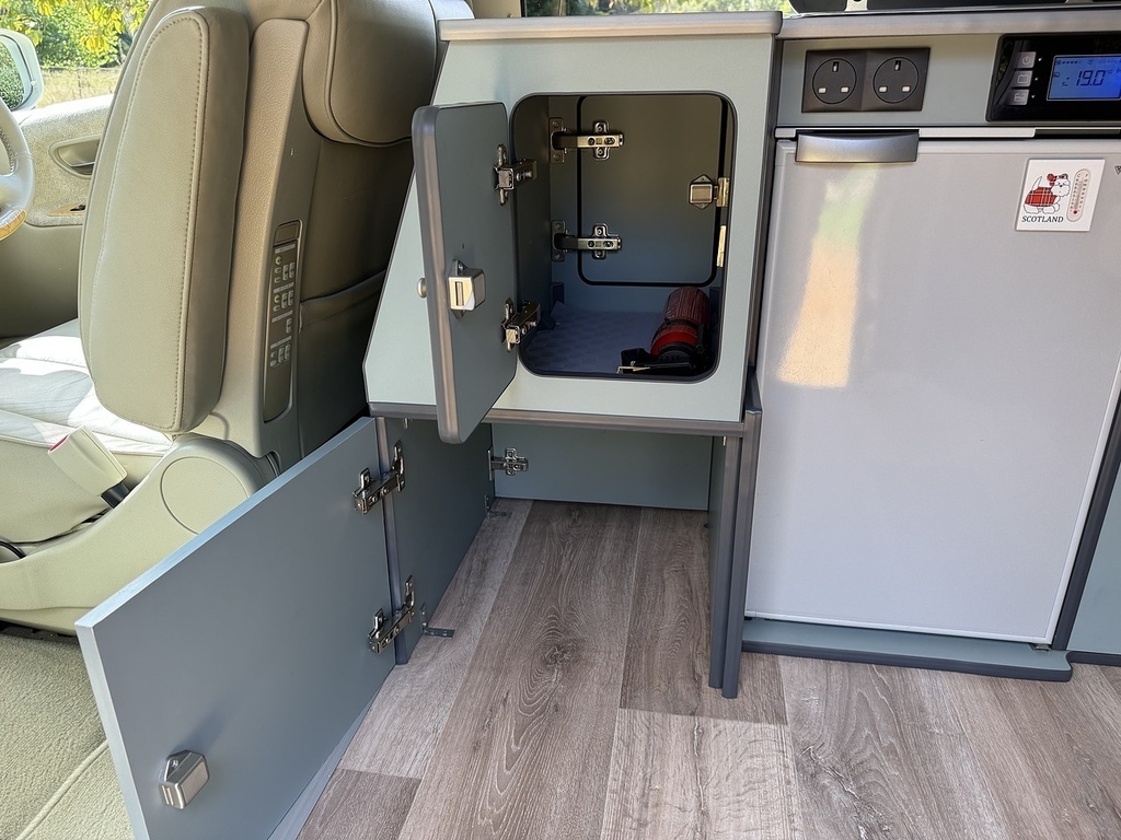 Nissan Elgrand   #14
