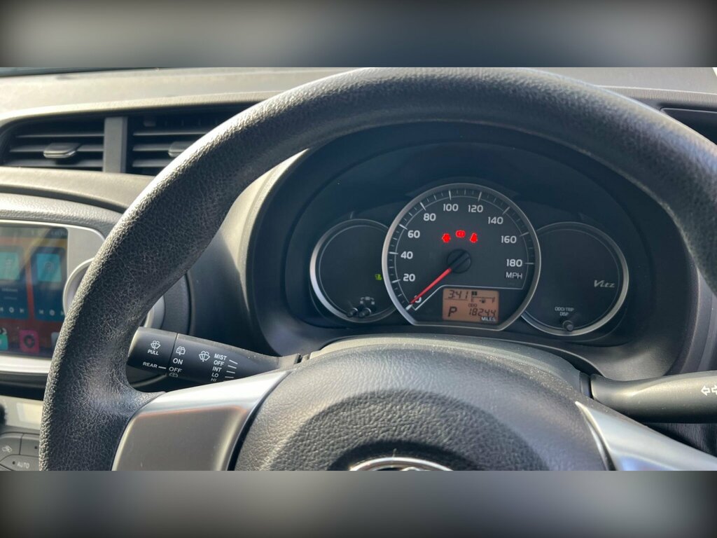 Toyota Vitz 1.5 Silver #14